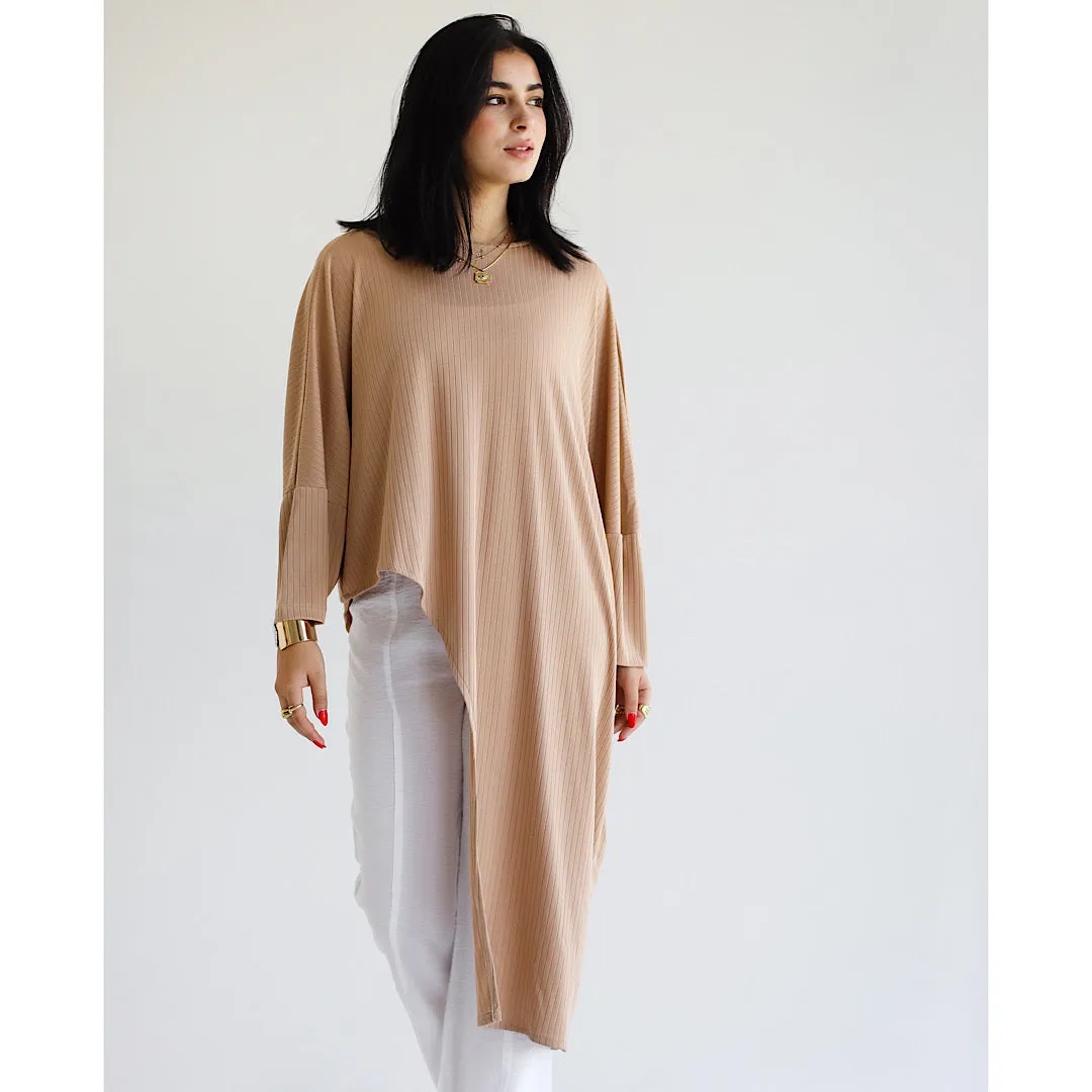 Asymmetric ribbed top